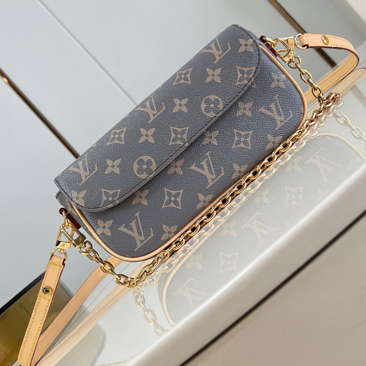 LV Woc Ivy 23.5 Gray Monogram Coasted Canvas