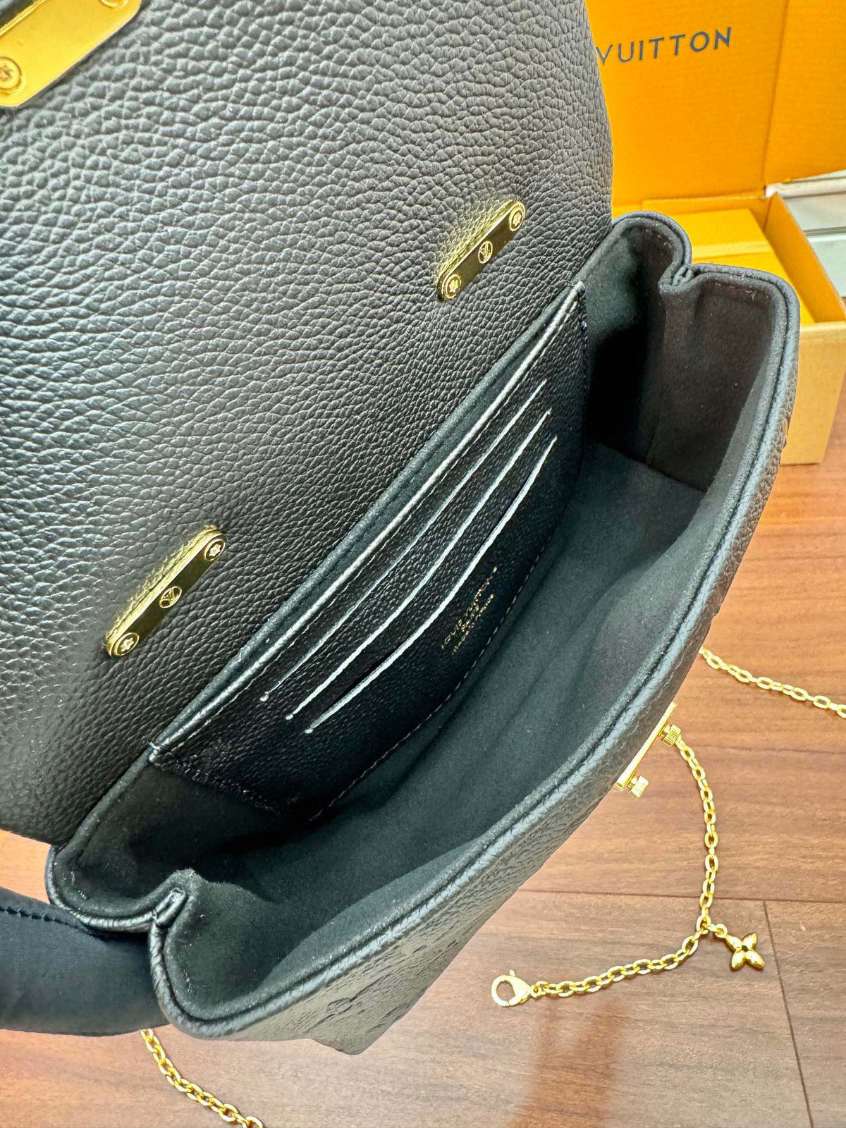 Nano Madeleine 21cm Black Grained Cowhide Leather