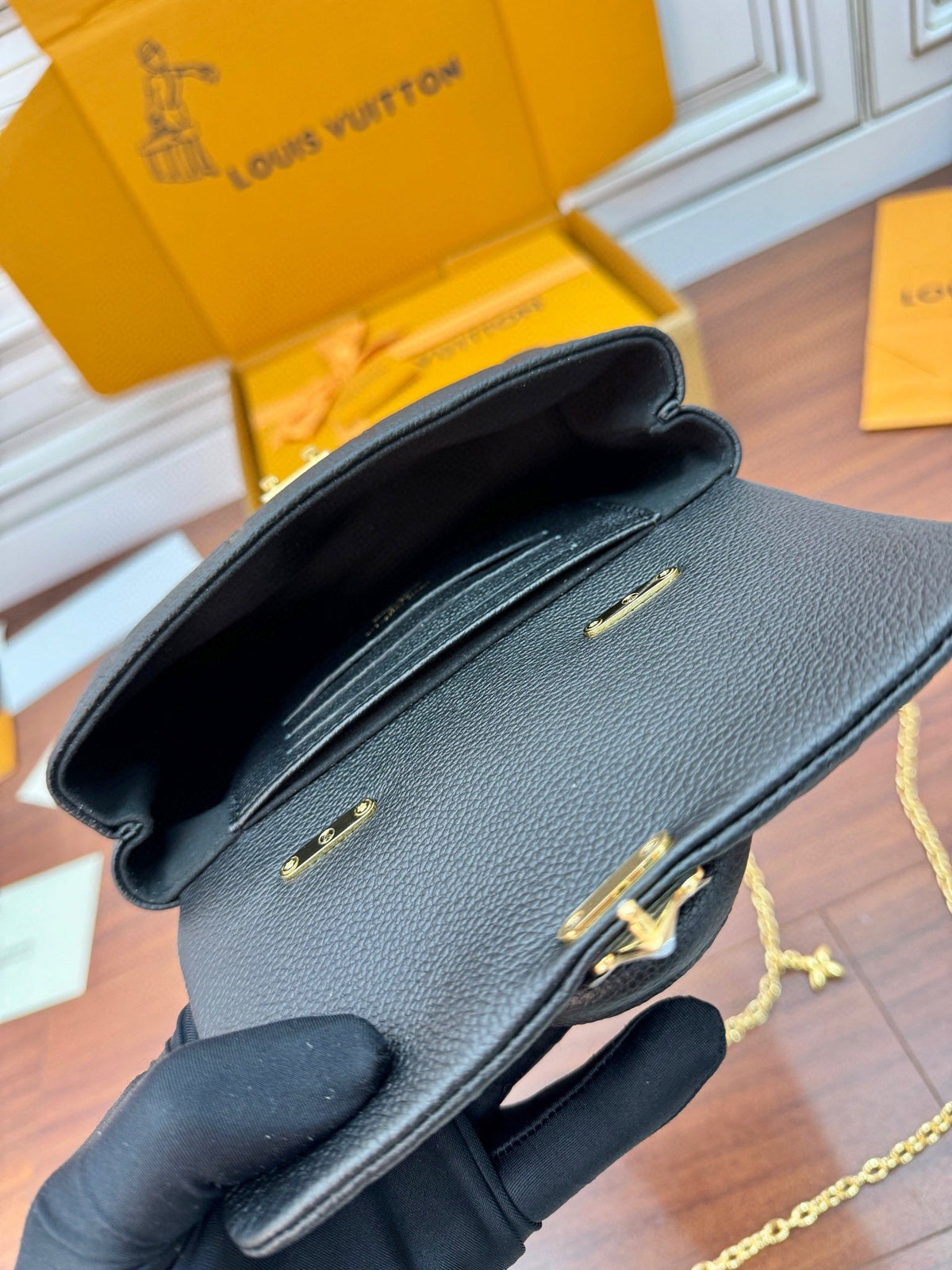 Nano Madeleine 21cm Black Grained Cowhide Leather