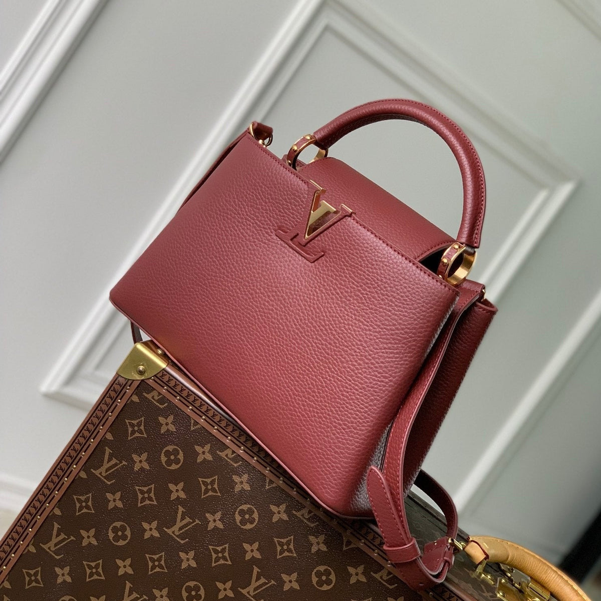 capucines mm 31.5 burgundy taurillon leather gold hardware