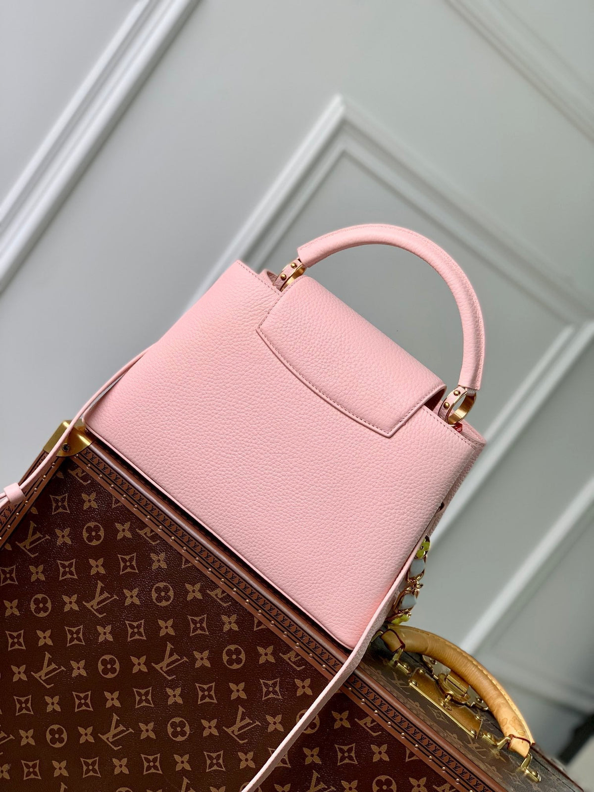 capucines mm 31.5 pink taurillon leather mop gold hardware