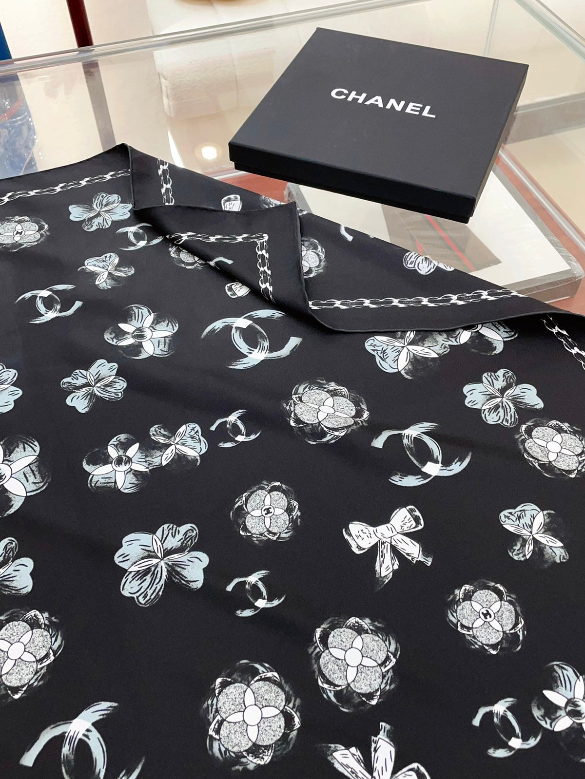 CC Square Scarf 90 CM In Black Mix White Silk Twill 301845