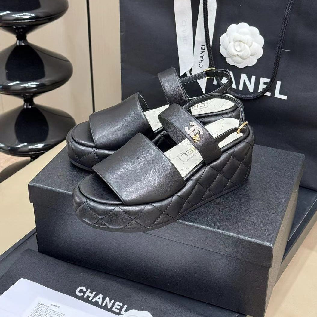 CC HIGH WEDGE SANDALS IN BLACK LAMBSKIN