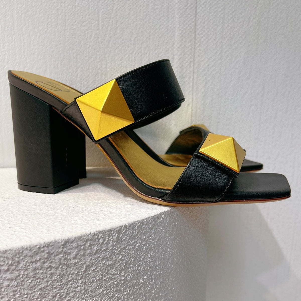 VT One Stud Leather Sandals Black Cowhide 292887