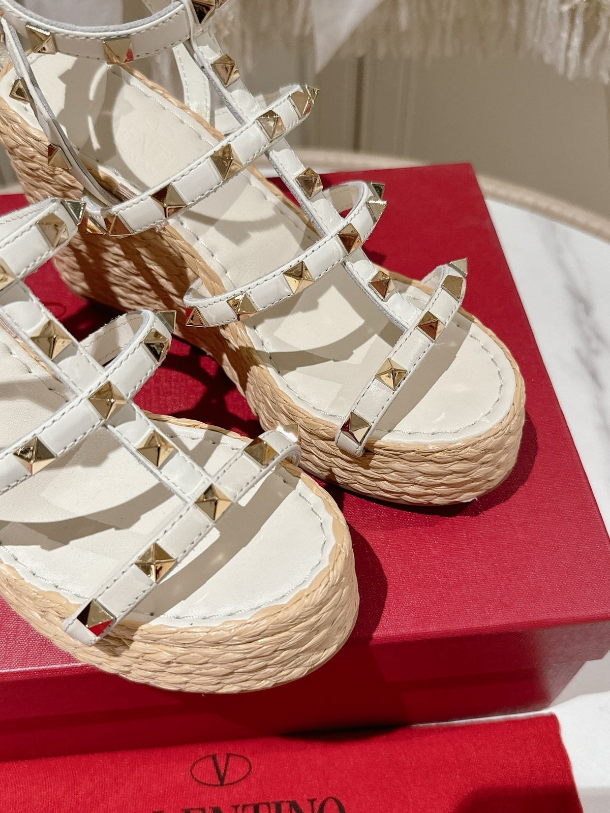 Rockstud Ankle Strap Wedge Sandal In White Calfskin Leather And Beige Raffia 100mm 829388