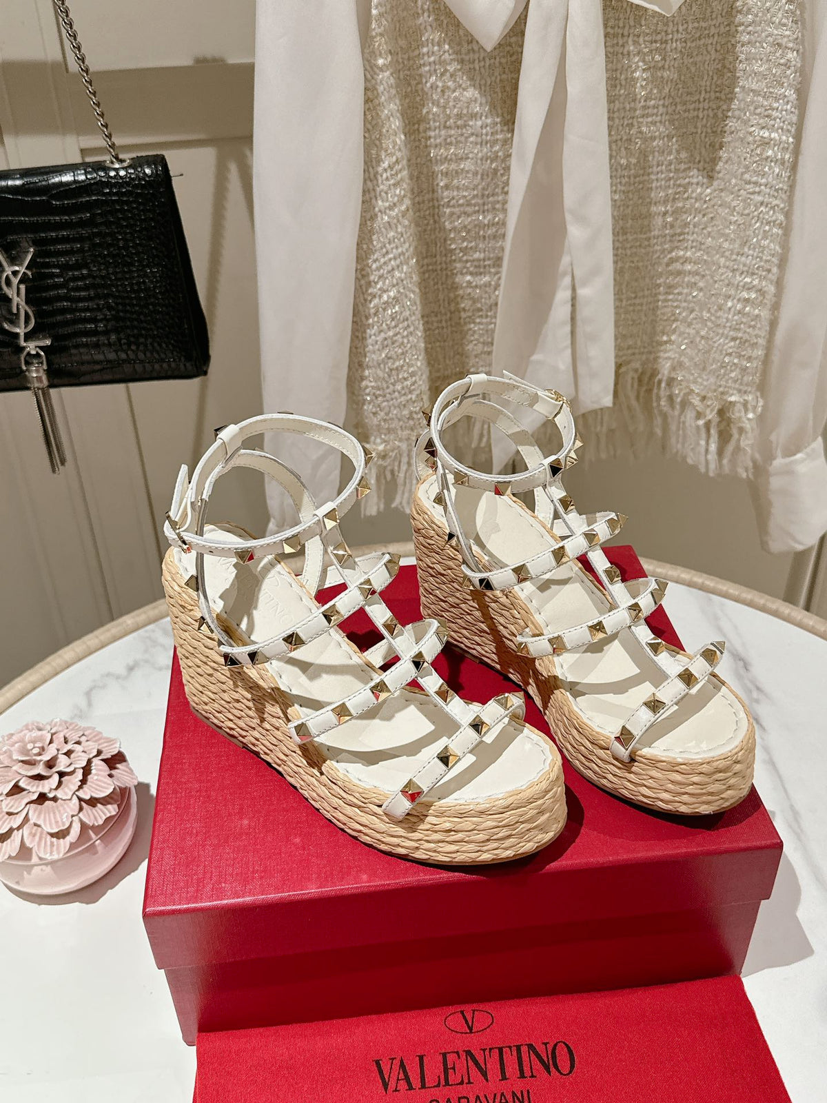 Rockstud Ankle Strap Wedge Sandal In White Calfskin Leather And Beige Raffia 100mm 829388