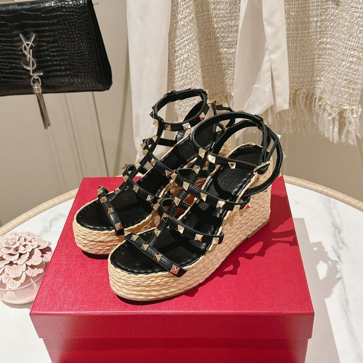 Rockstud Ankle Strap Wedge Sandal In Black Calfskin Leather And Beige Raffia 100mm 829389