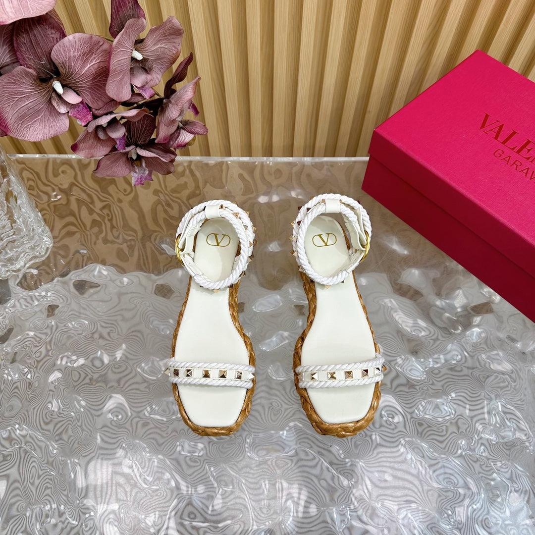 Rockstud Flatform Sandal 45mm In White Calfskin And Raffia 102844