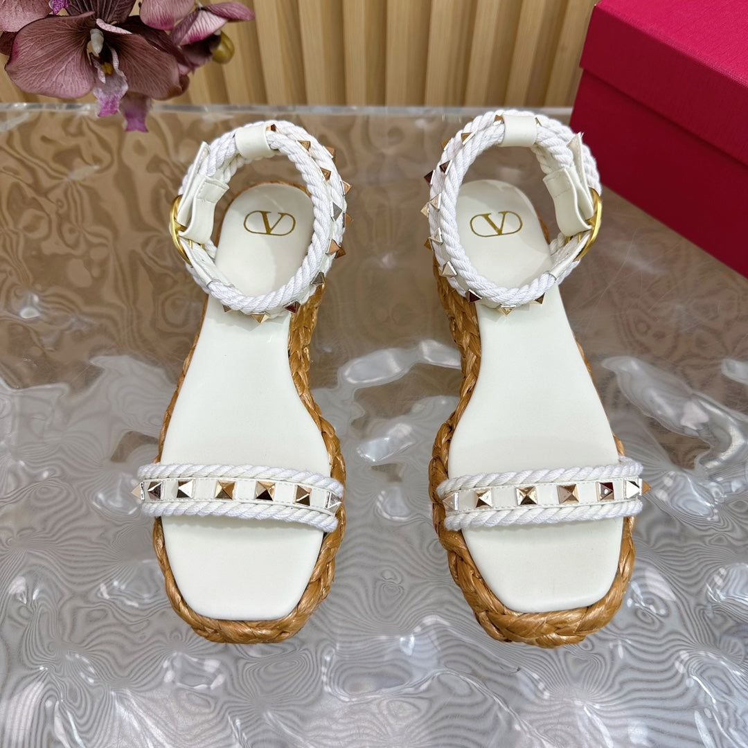 Rockstud Flatform Sandal 45mm In White Calfskin And Raffia 102844