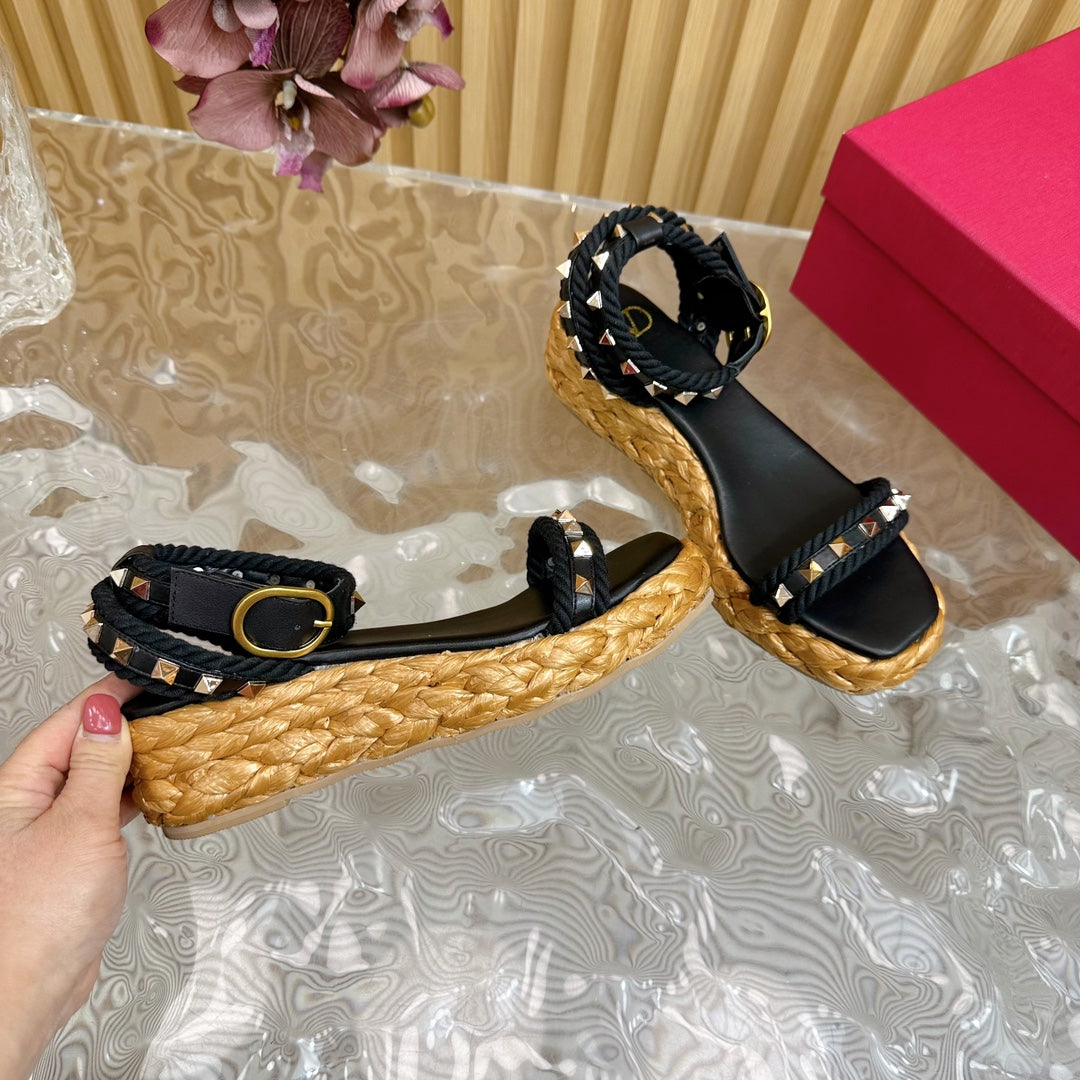 Rockstud Flatform Sandal 45mm In Black Calfskin And Raffia 102848