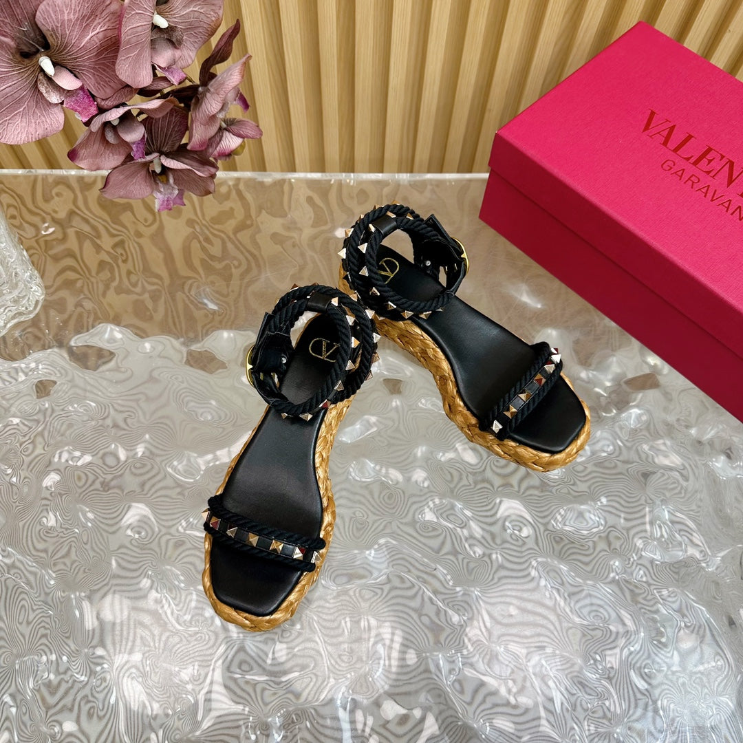Rockstud Flatform Sandal 45mm In Black Calfskin And Raffia 102848
