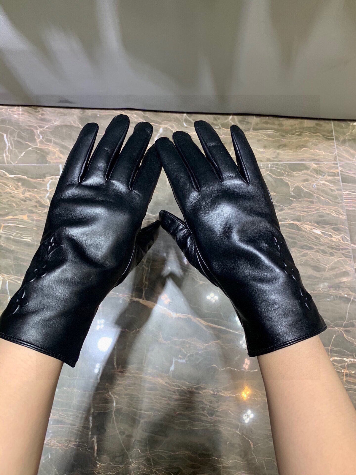 LV Gloves In Black Lambskin 465060