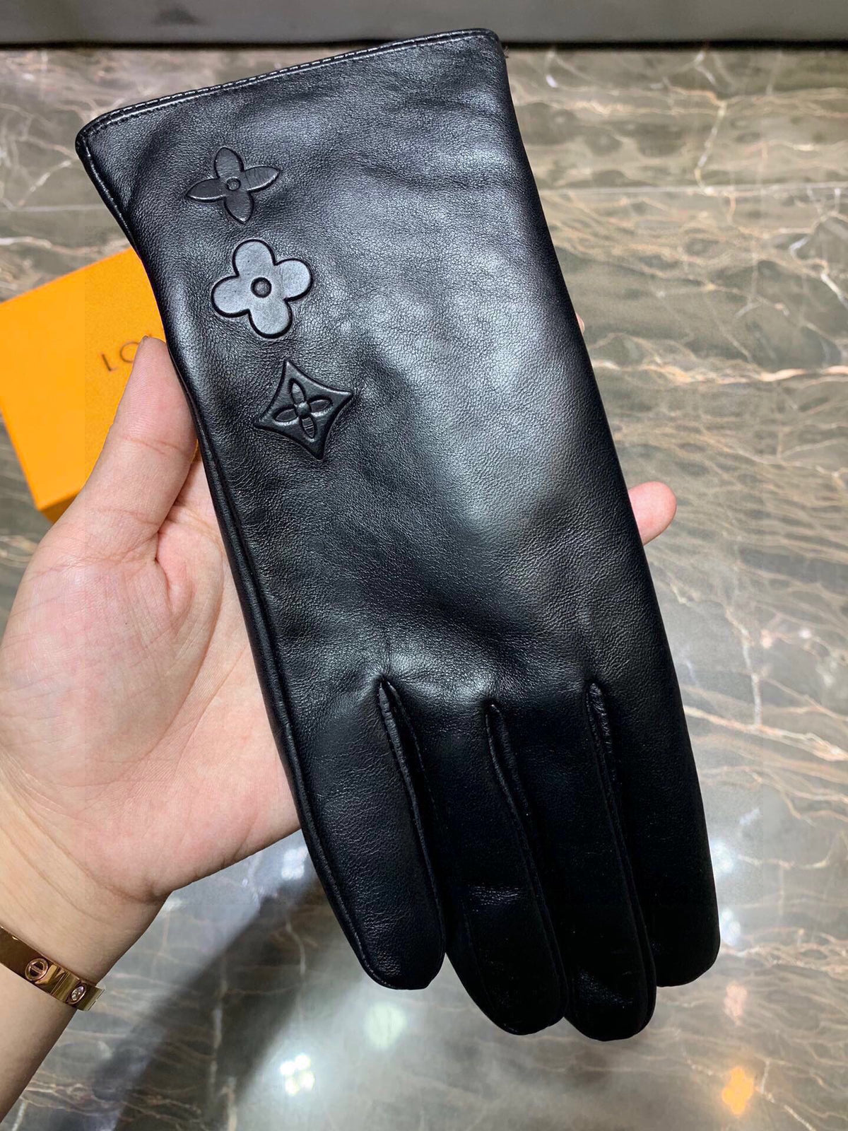 LV Gloves In Black Lambskin 465060