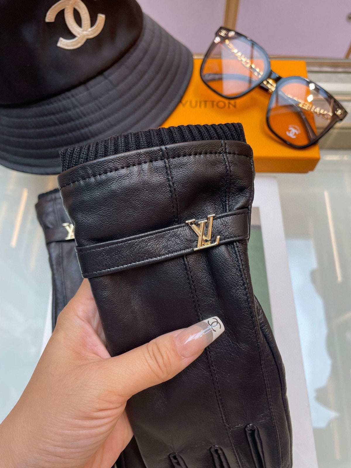 LV Gloves In Black Calfskin 476638
