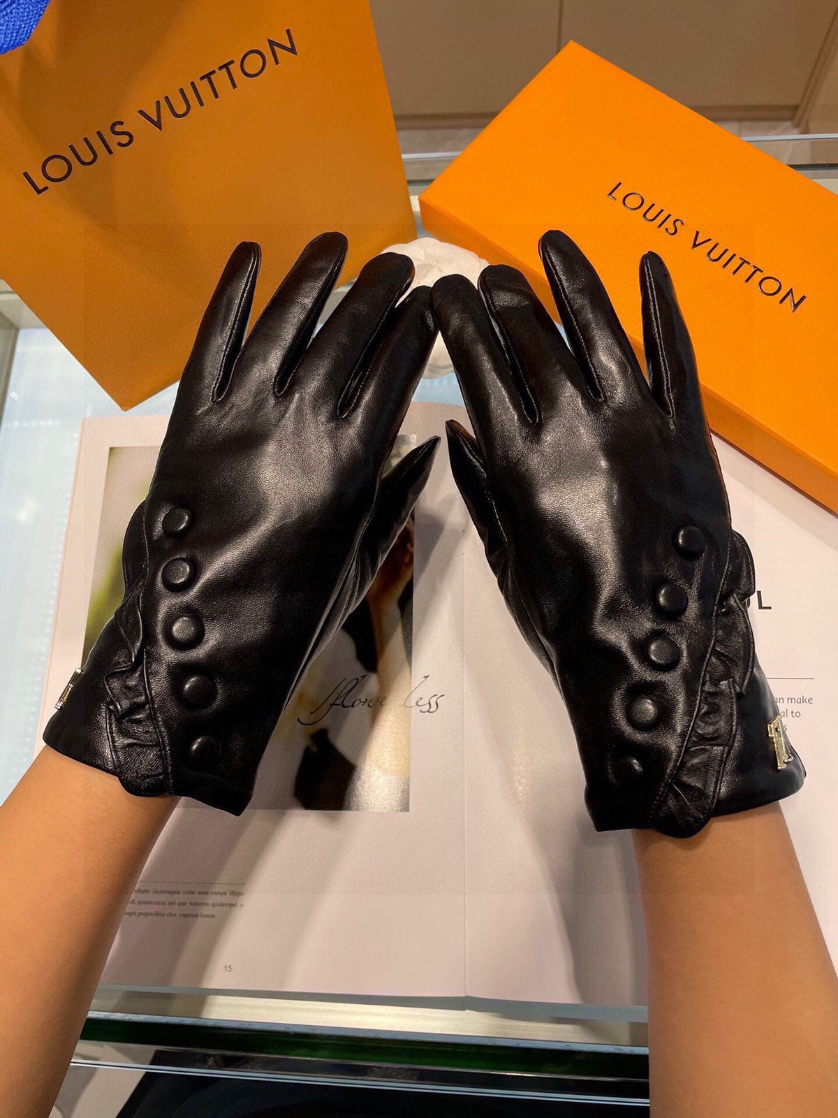 LV Gloves In Black Lambskin 480154