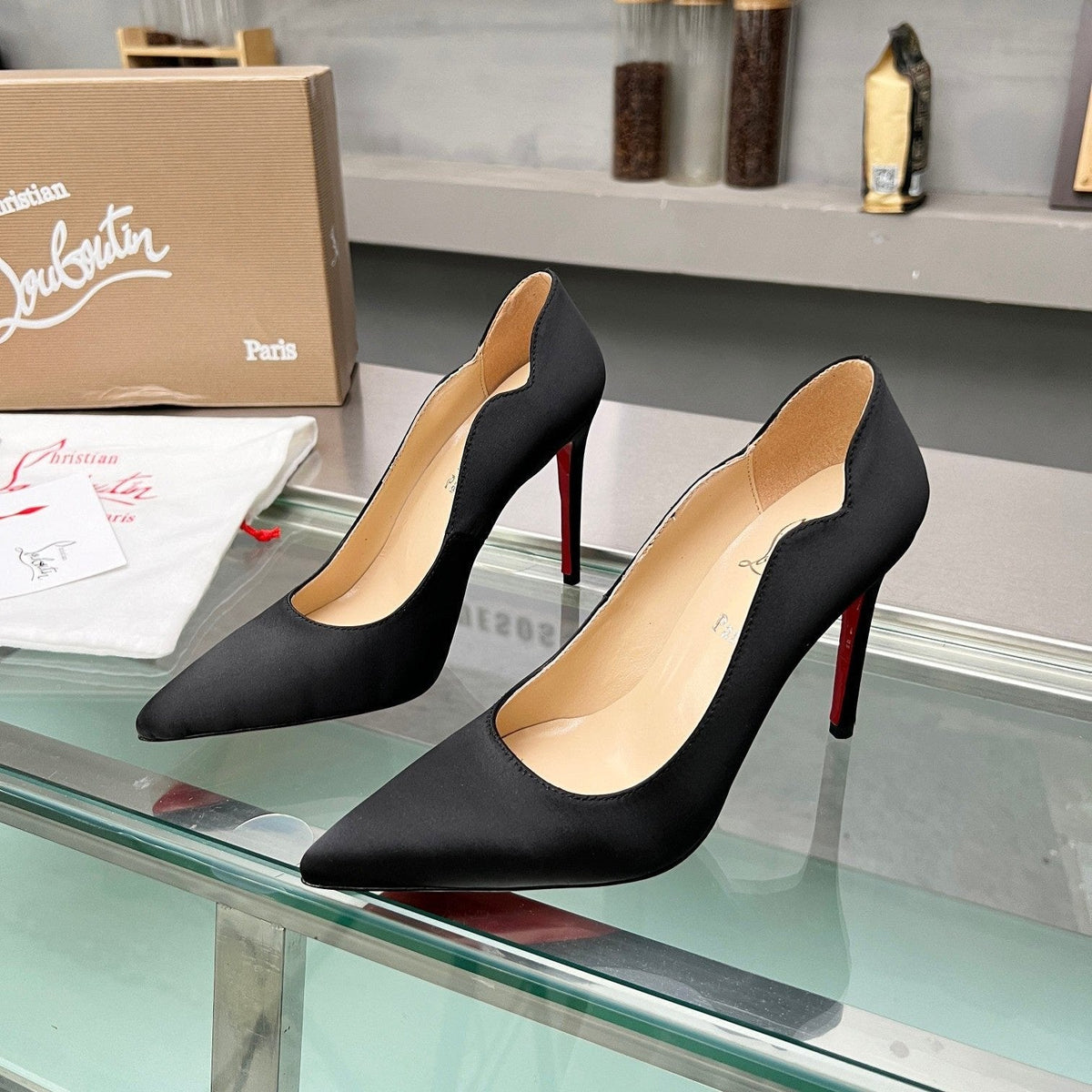 CL Hot Chick Pumps 100mm Crepe Satin Black