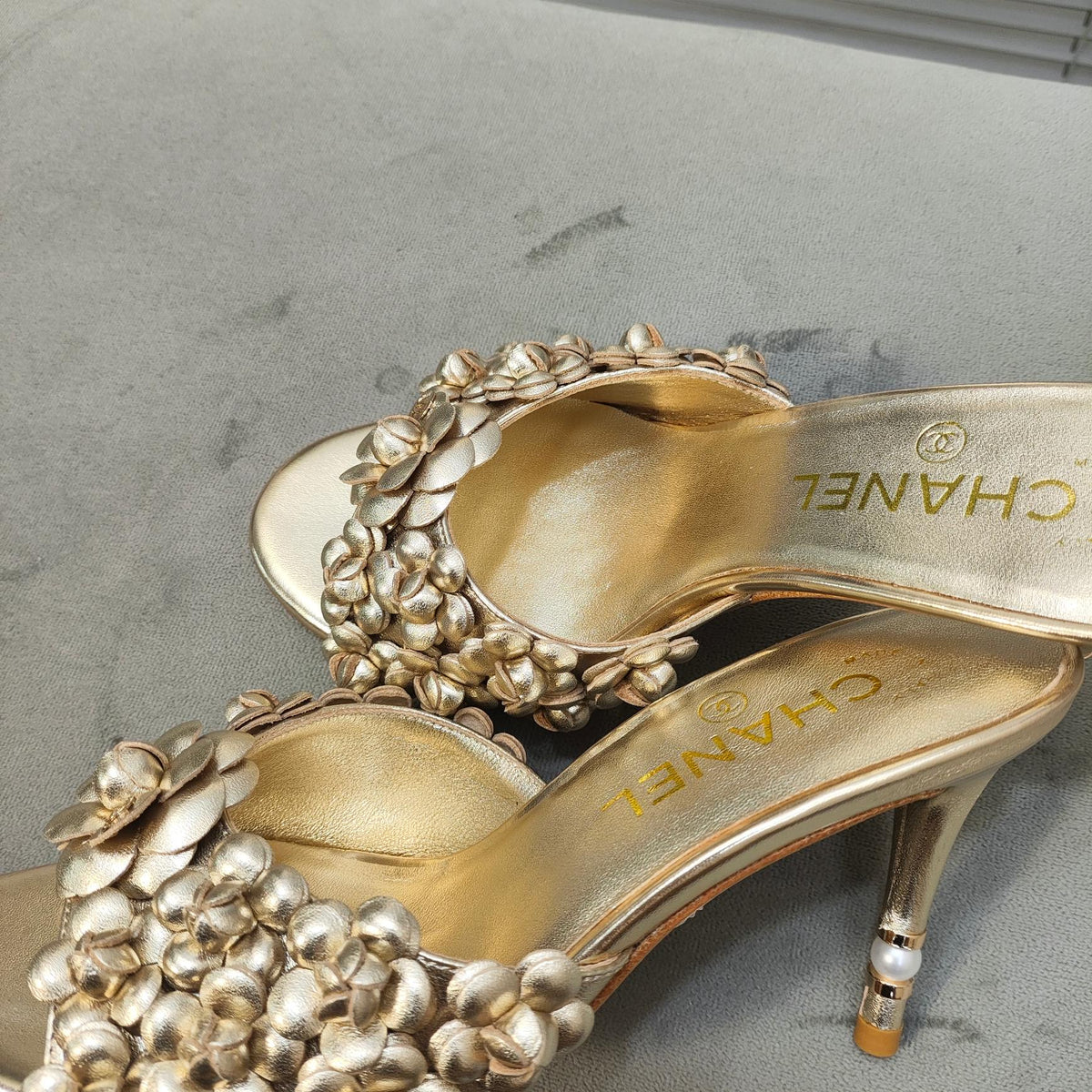 mule sandal 80 gold metalic calfskin flower