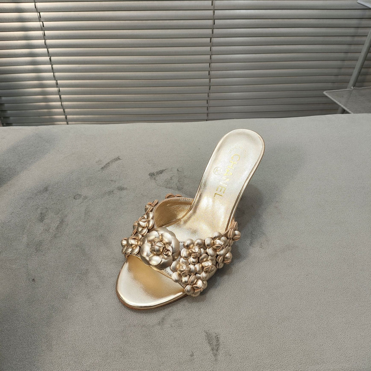 mule sandal 80 gold metalic calfskin flower