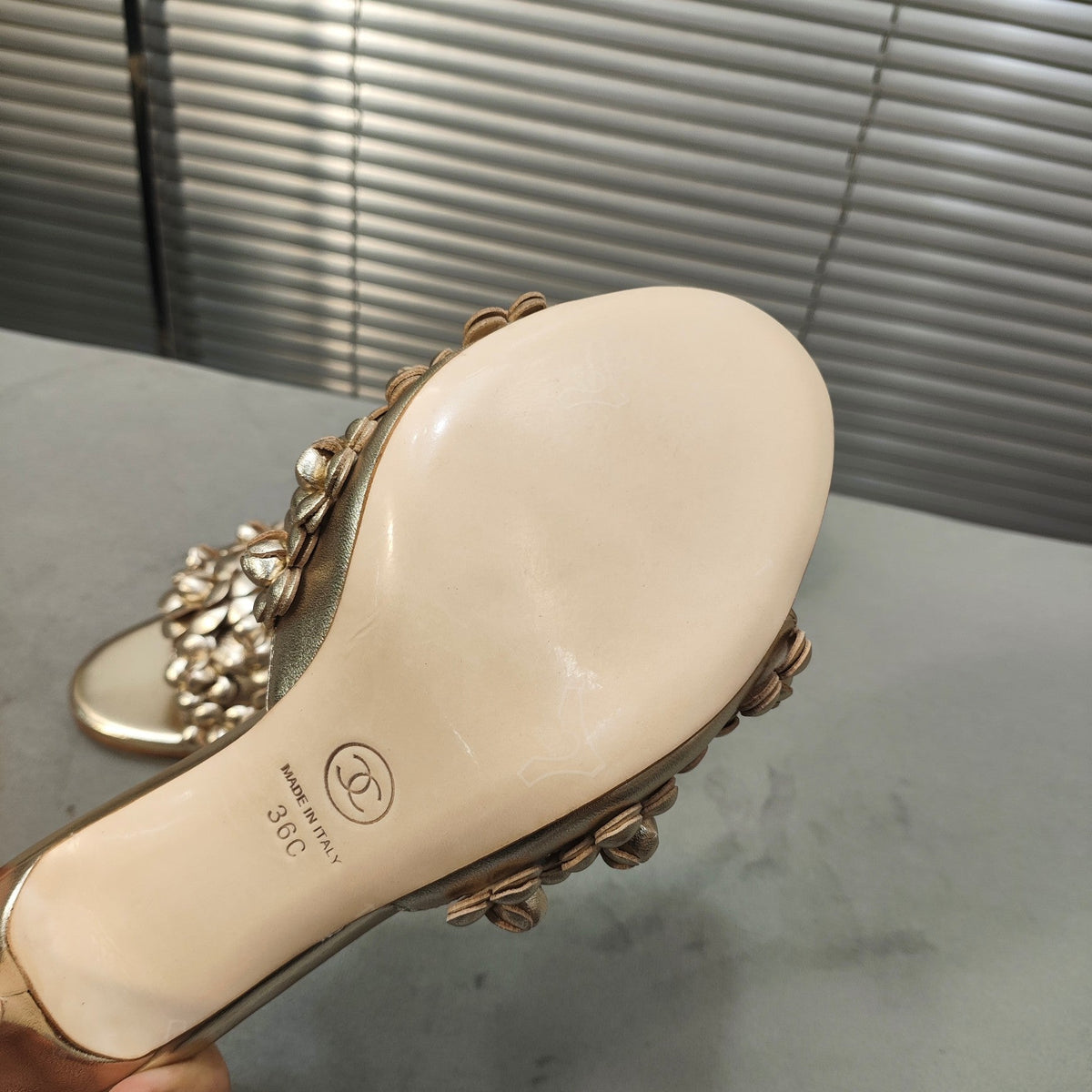 mule sandal 80 gold metalic calfskin flower