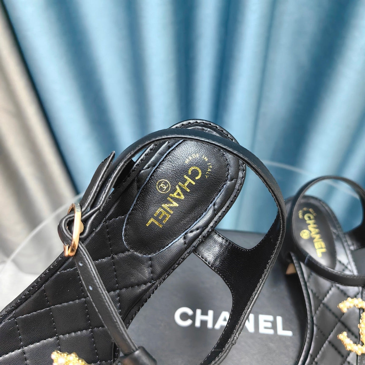 cc thong sandal 40 black calfskin gold cc logo