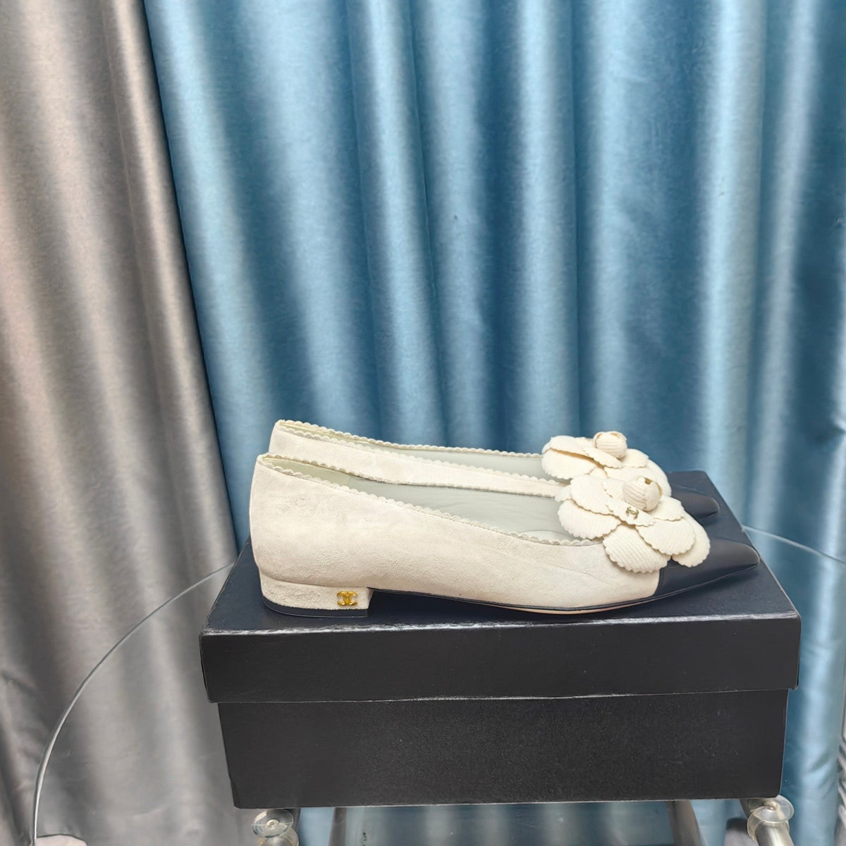 CC BALLET FLAT IN WHITE SUEDE AND BLACK CALFSKIN WITH FLOWER