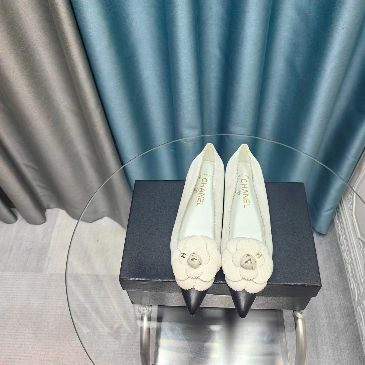 CC BALLET FLAT IN WHITE SUEDE AND BLACK CALFSKIN WITH FLOWER
