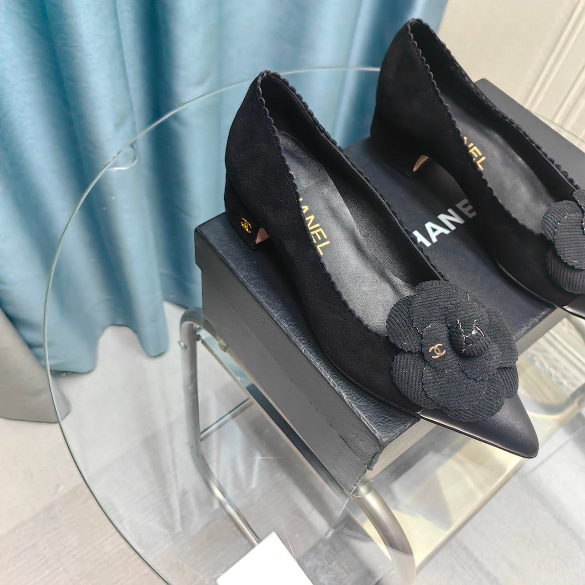 CC MEDIUM HEELS IN BLACK SUEDE AND CALFSKIN WITH FLOWER