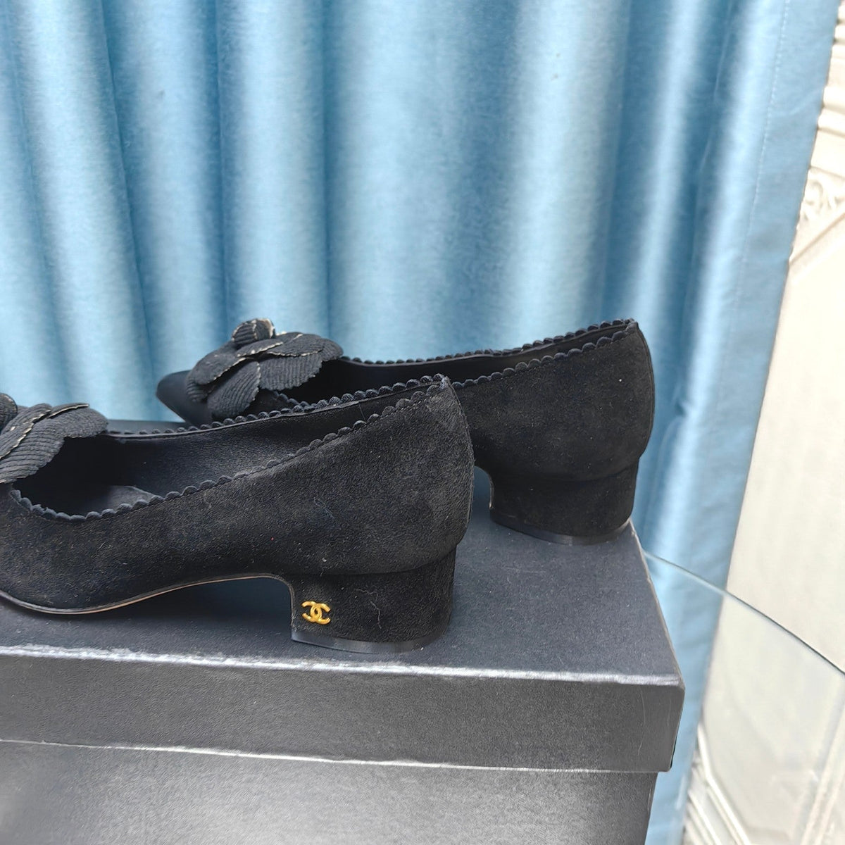 CC MEDIUM HEELS IN BLACK SUEDE AND CALFSKIN WITH FLOWER