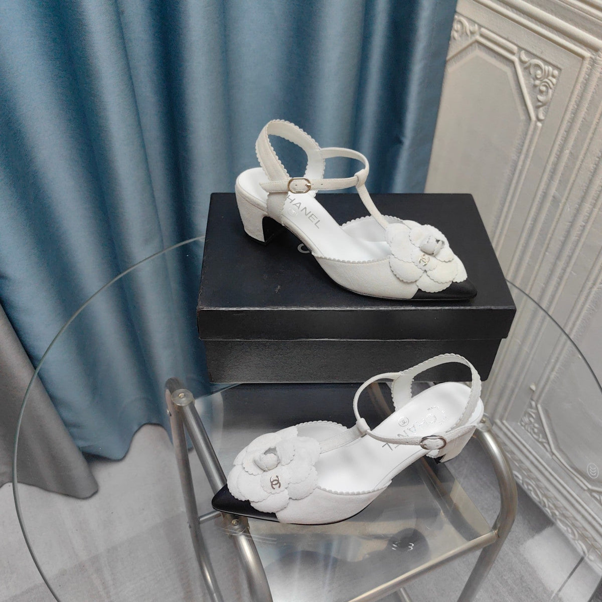 CC CAMELLIA SANDAL IN WHITE SUEDE AND BLACK CALFSKIN WITH FLOWER