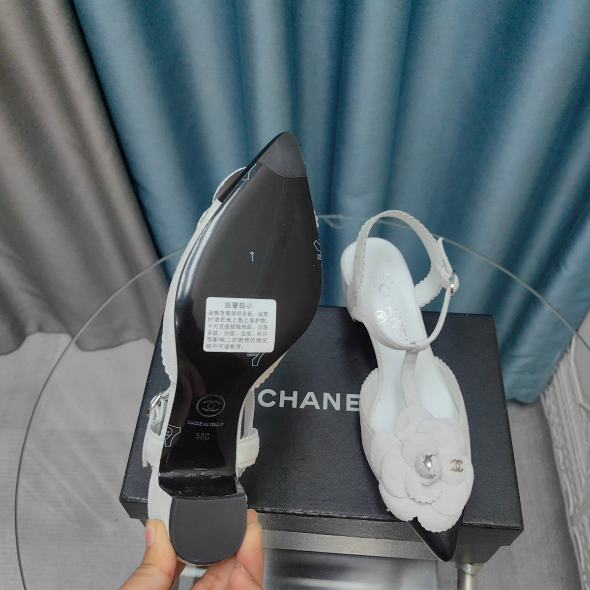 CC CAMELLIA SANDAL IN WHITE SUEDE AND BLACK CALFSKIN WITH FLOWER