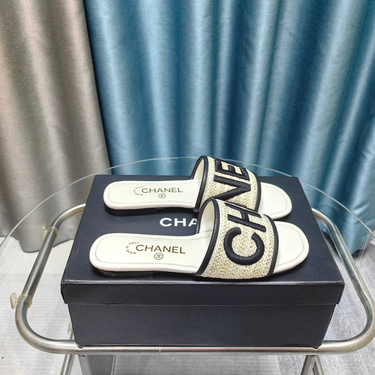 CC 25 Mule Raffia Large Logo