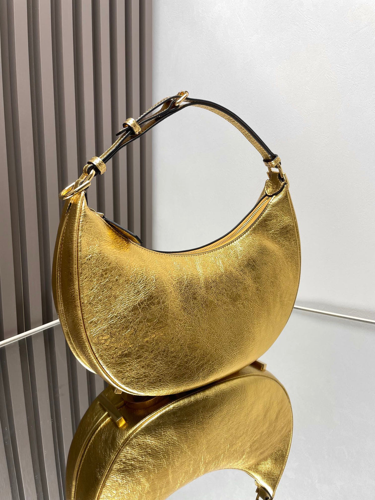 FENDIGRAPHY MEDIUM 29 IN GOLD METALLIC SMOOTH LAMBSKIN GOLD HARDWARE