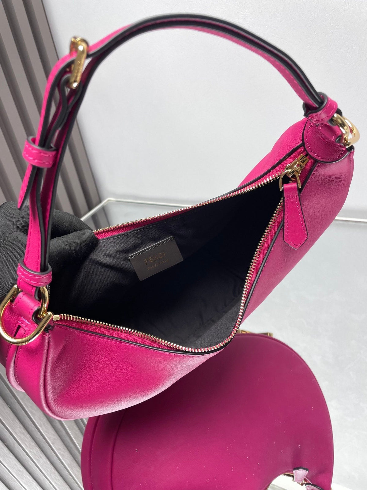 FENDIGRAPHY MEDIUM 29 IN BRIGHT PINK SMOOTH LAMBSKIN GOLD HARDWARE