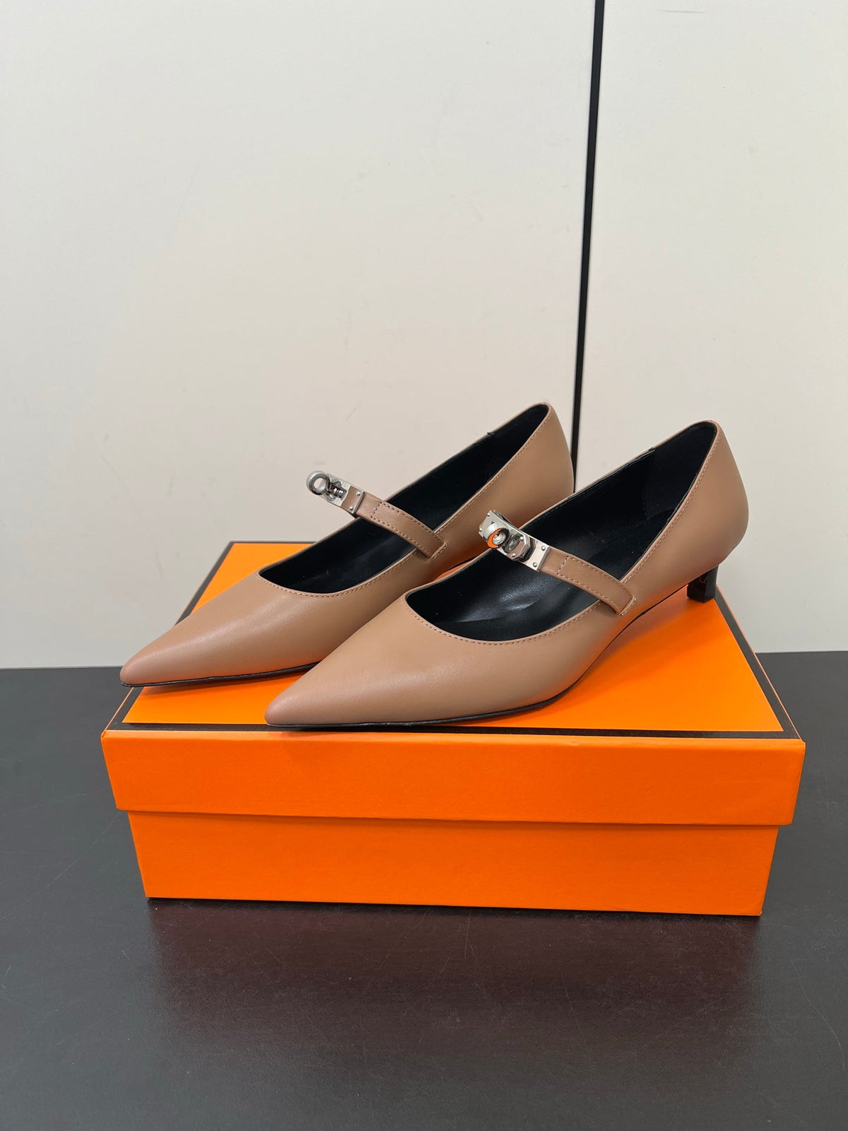 HM 25C Kiara 40 Pump Ash Brown Calfskin 210280