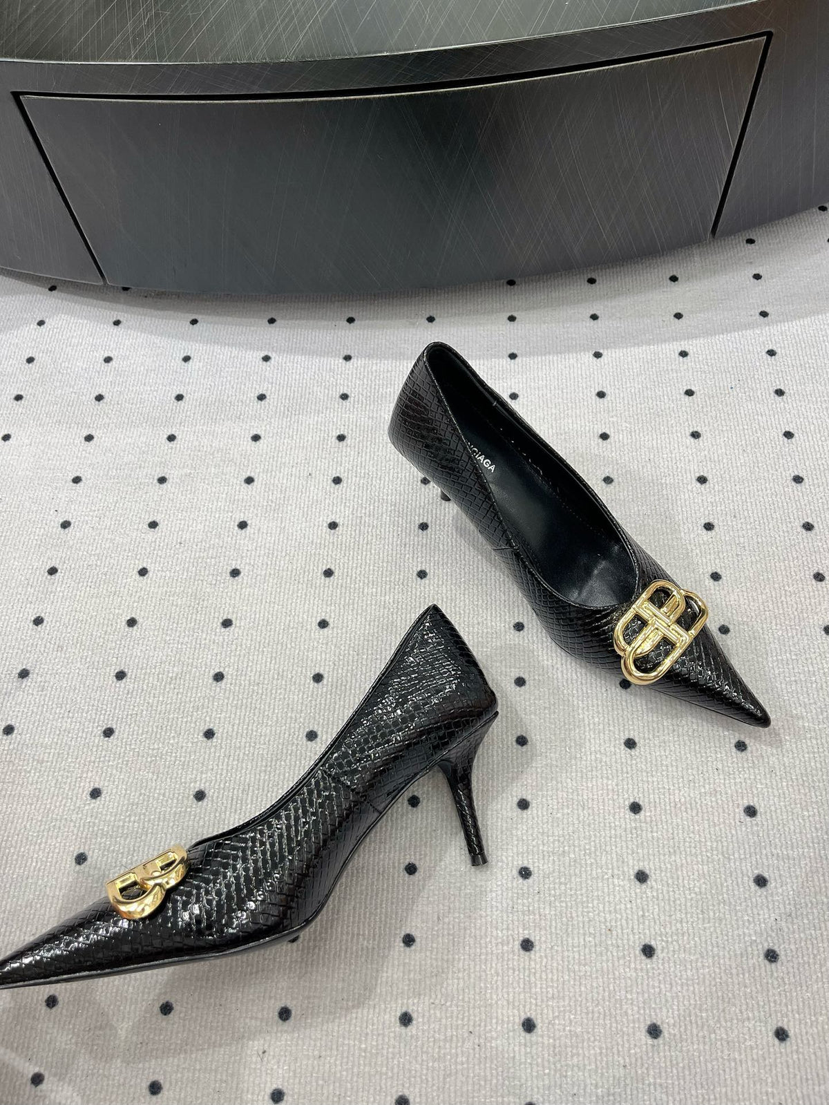 HEELED PUMPS 65 MM IN BLACK LIZARD PATTERN CALFSKIN GOLD HARDWARE