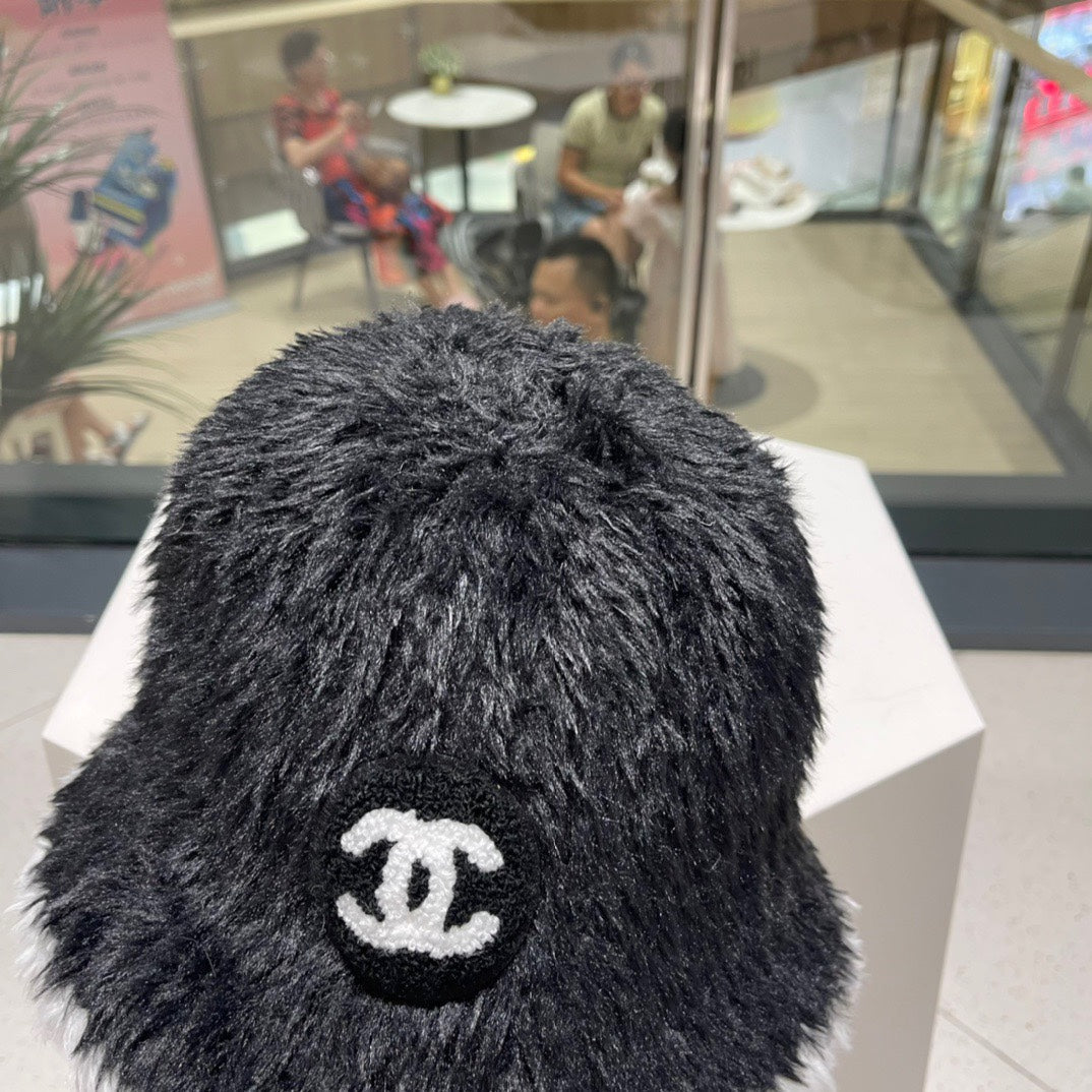 BUCKET HAT IN BLACK MIX WHITE LAMB FUR 420892