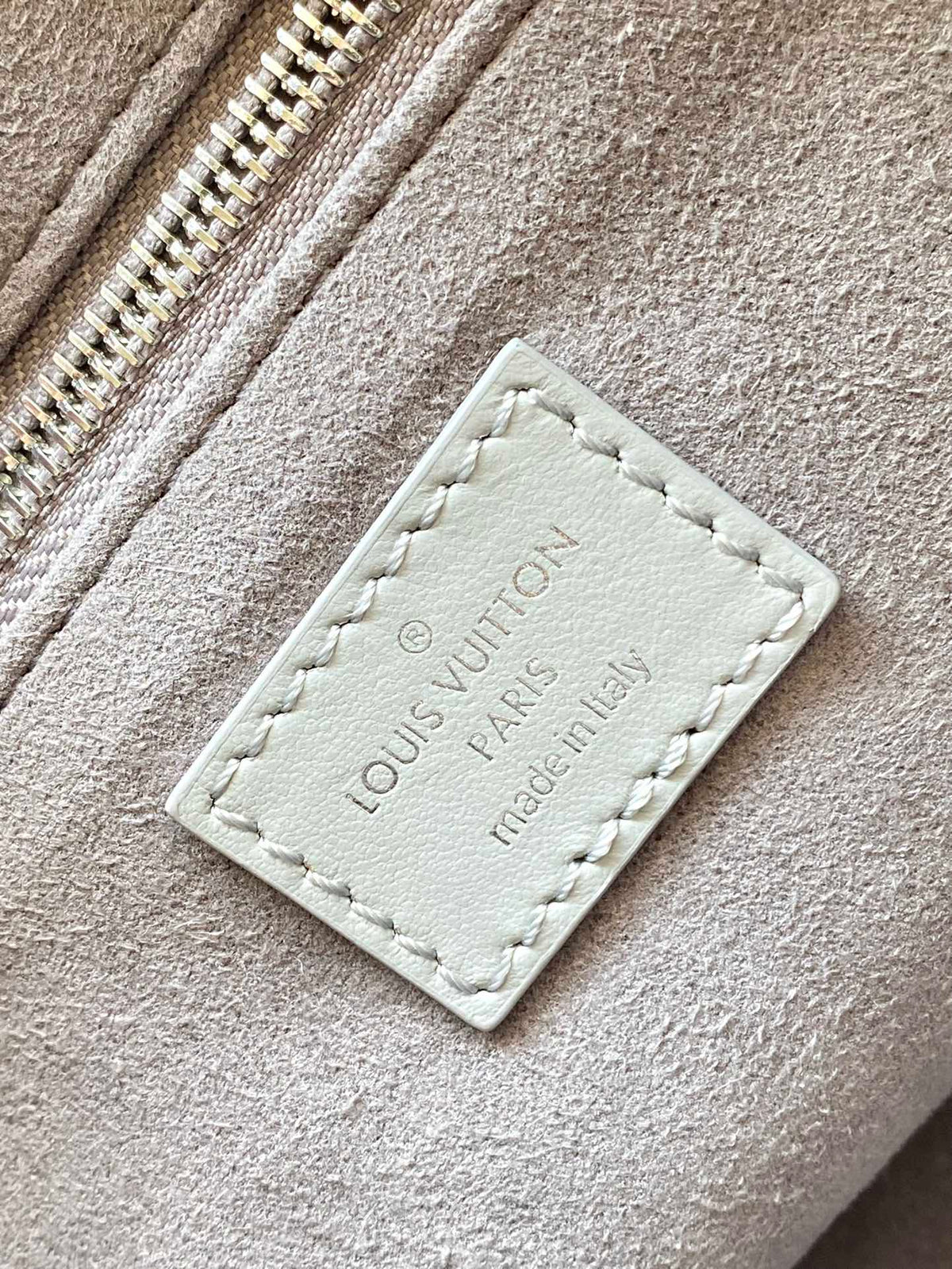 CARRYALL VIBE 33 IN TRIANON GRAY SHINY LAMBSKIN