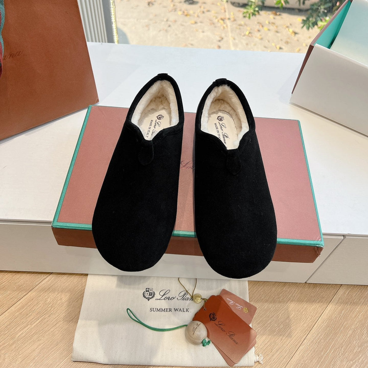 LP Cocooning Floaty Flat Black Wool Fleece Lining And Suede 992981