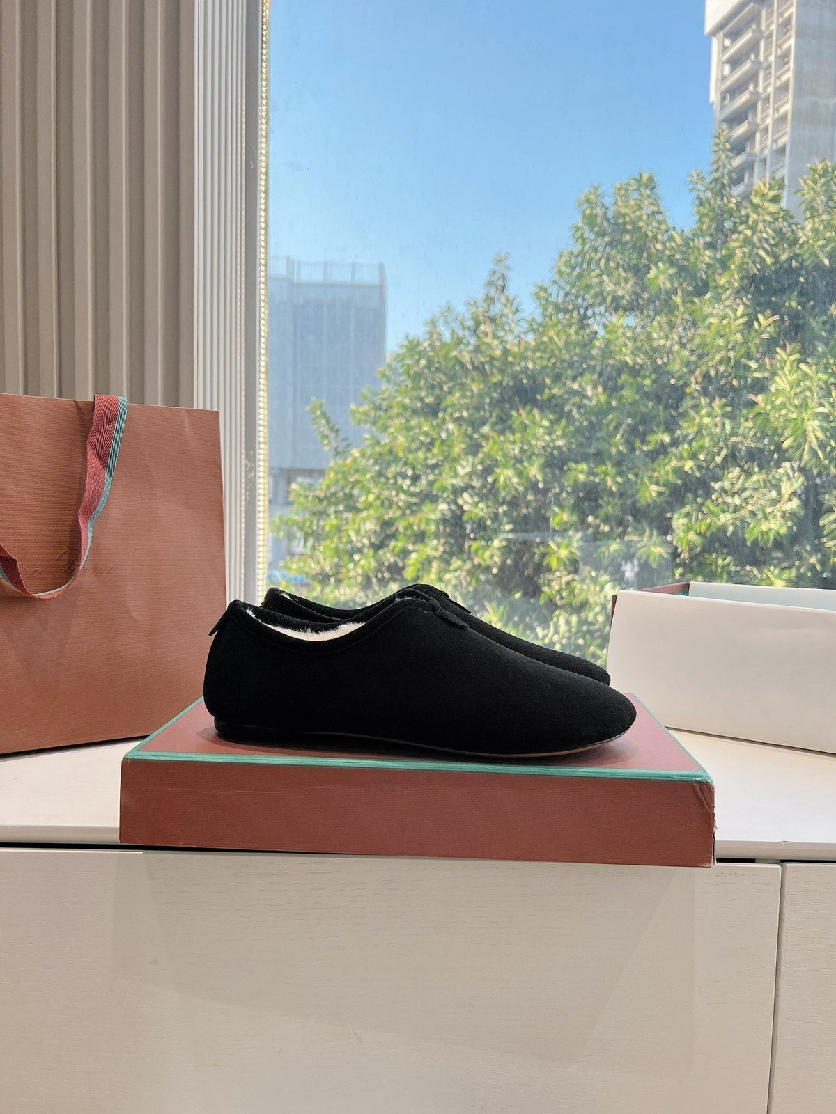 LP Cocooning Floaty Flat Black Wool Fleece Lining And Suede 992981