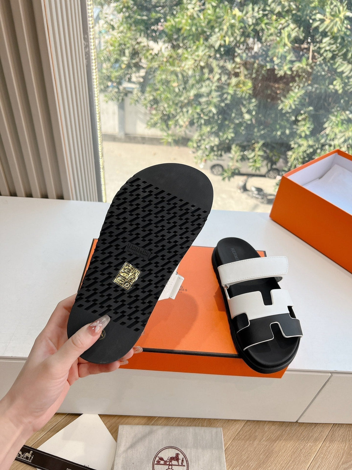 HM Chypre Sandal White mix Black Calfskin 202816