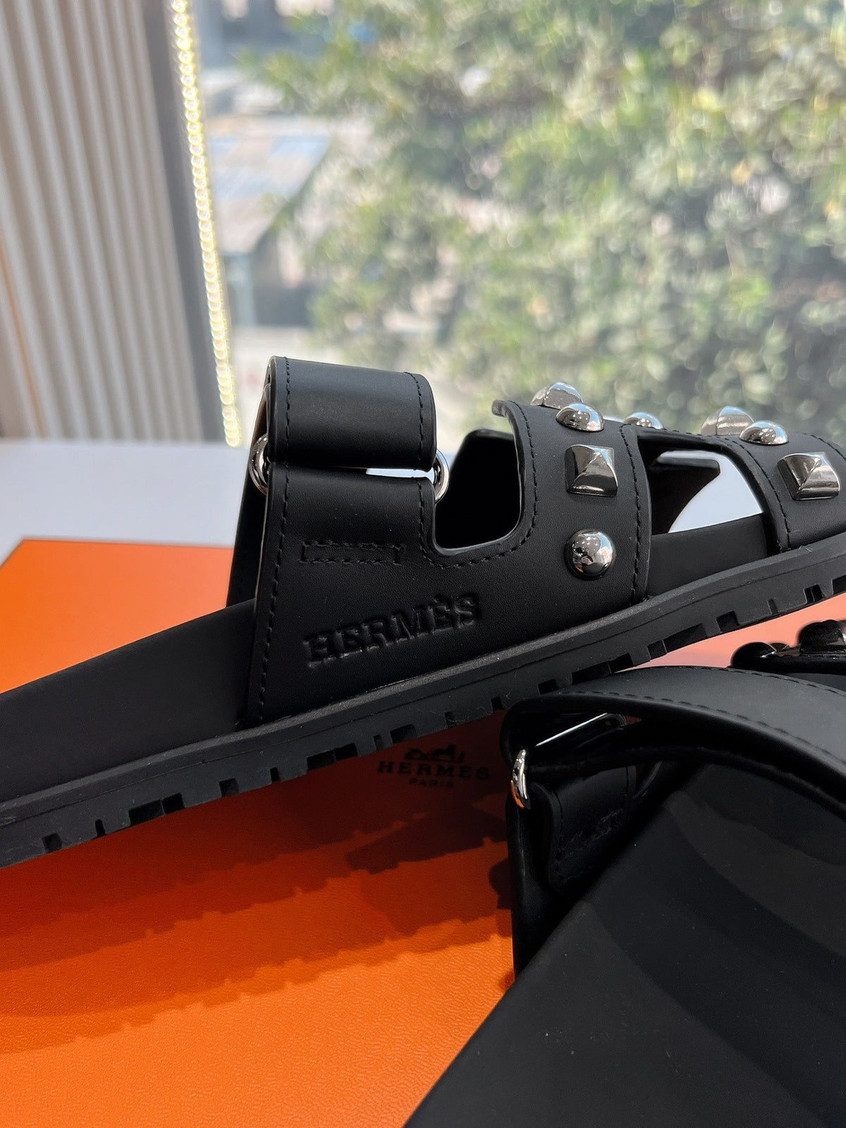 HM Chypre Sandal Black Calfskin mix Studs 202820