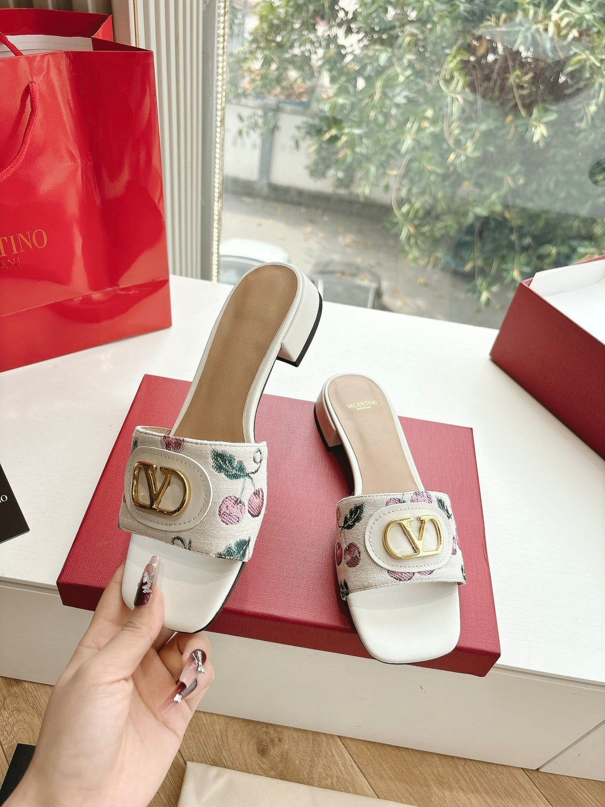 VT 2025 Cherryfic Leather Trimmed Slides White Sheepskin 286495
