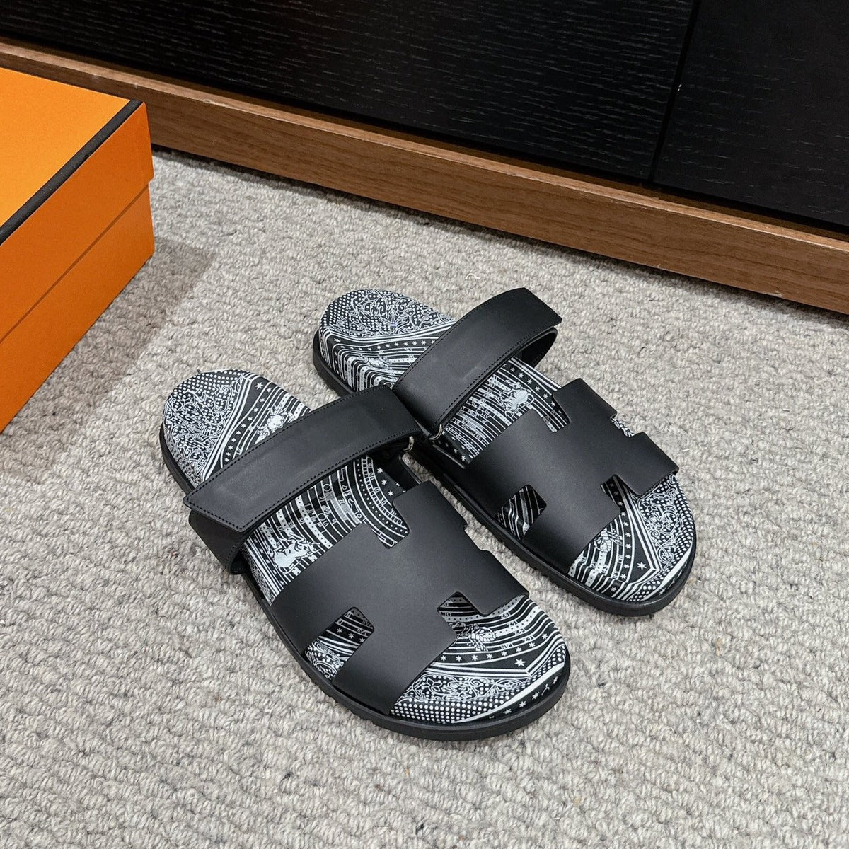 CHYPRE SANDAL BLACK CALFSKIN UNIQUE