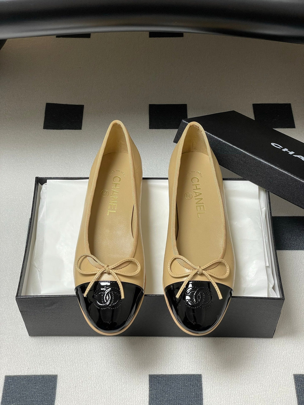 CC 25P Beige Black Quilted Calfskin
