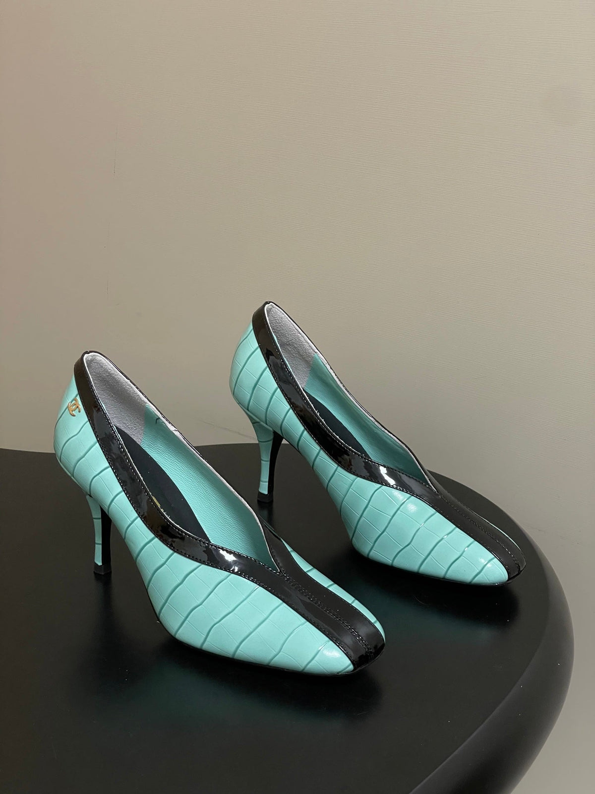 CC 26 Crocodile-embossed Pump Light Blue mix Black Calfskin 593368
