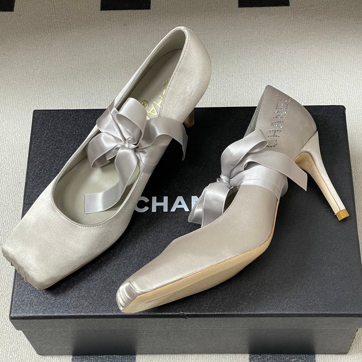 CC 26 Pump Light Gray Satin Silk 593136