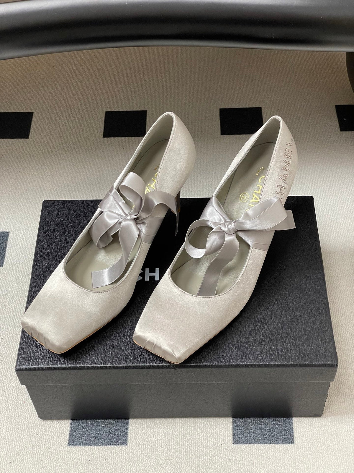 CC 26 Pump Light Gray Satin Silk 593136