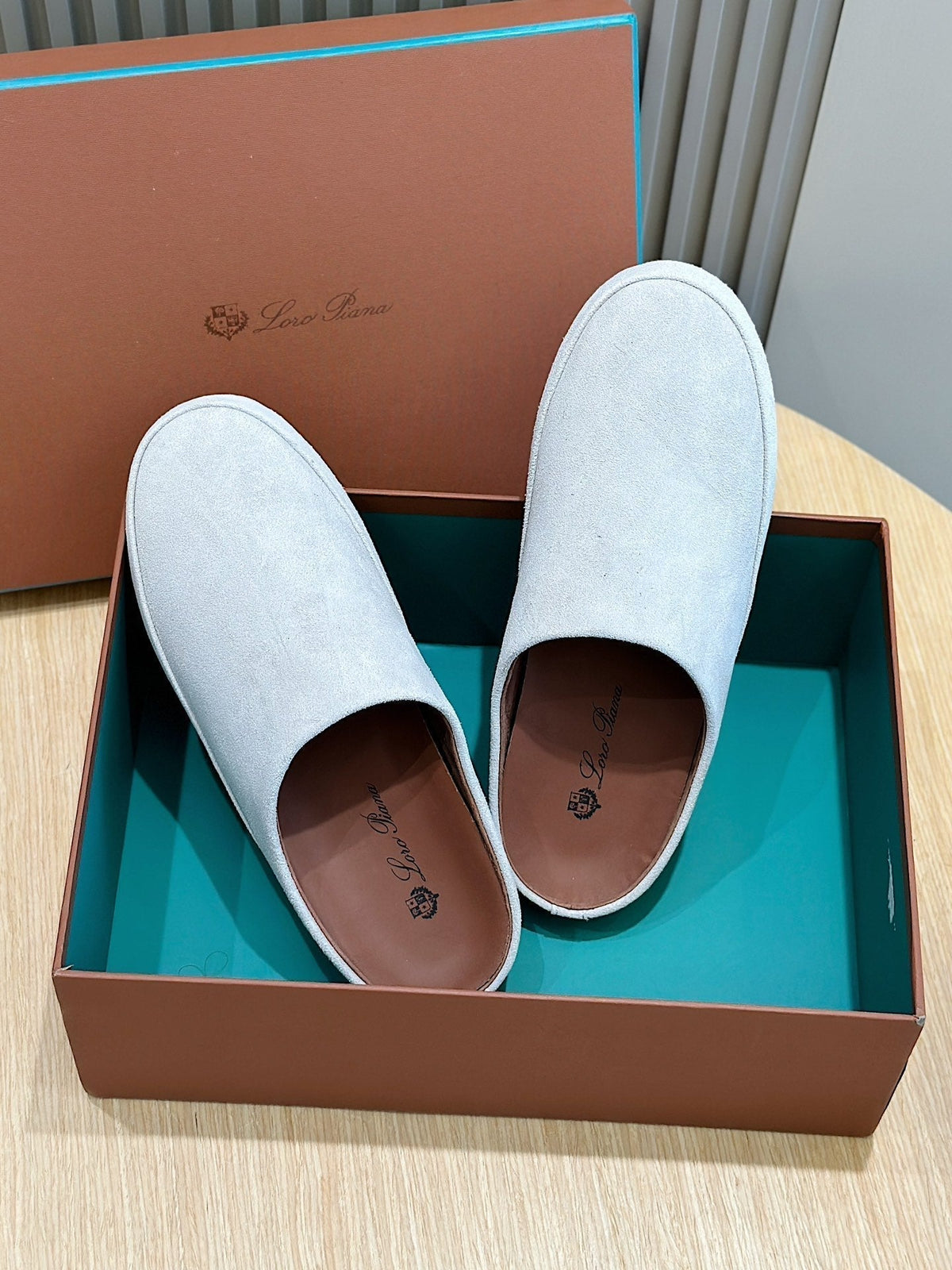 LP TOMORI SABOT MULES CLOUD SUEDE