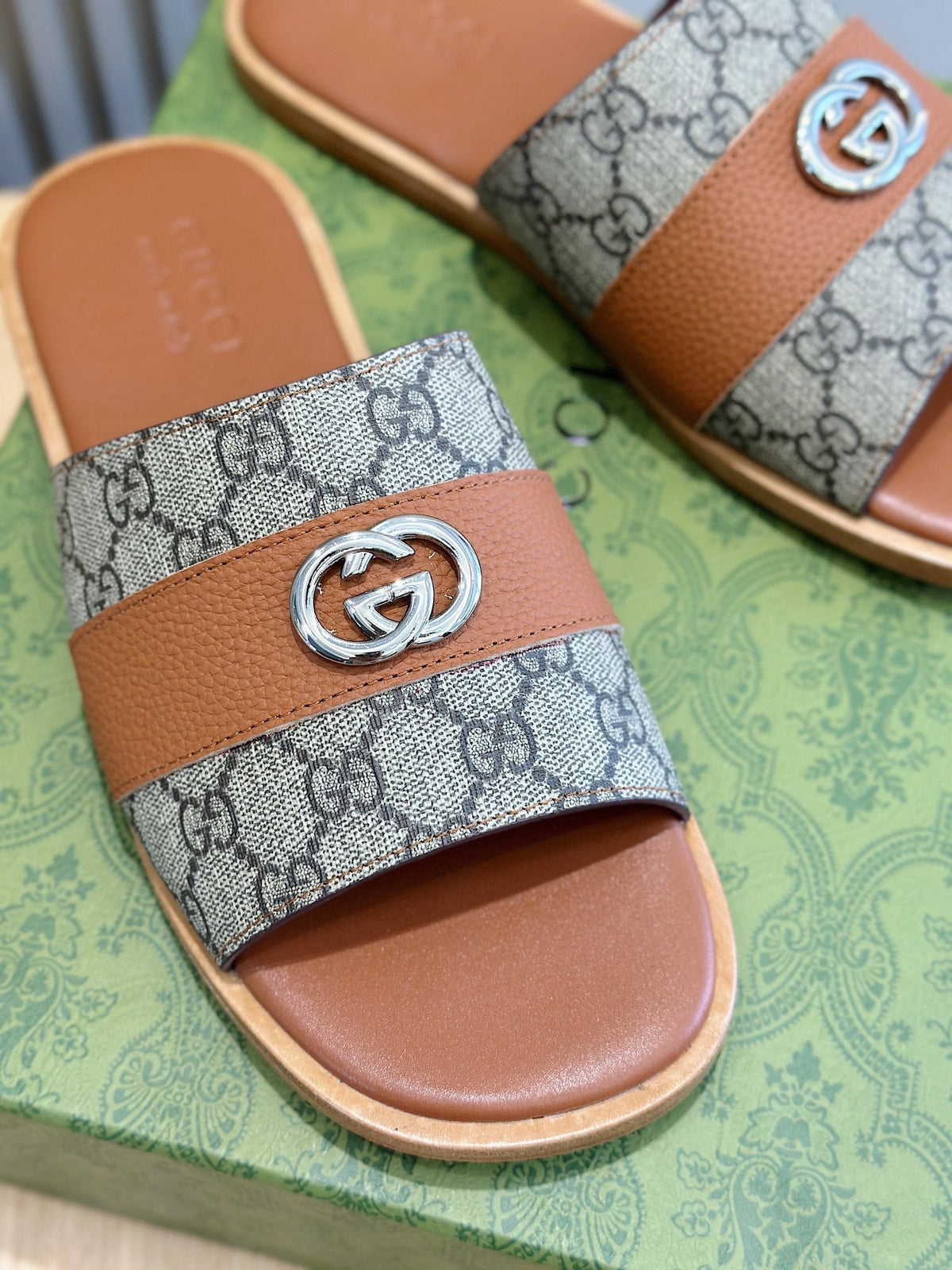 GG Men's Interlocking G Slides Brown Cowhide 547640