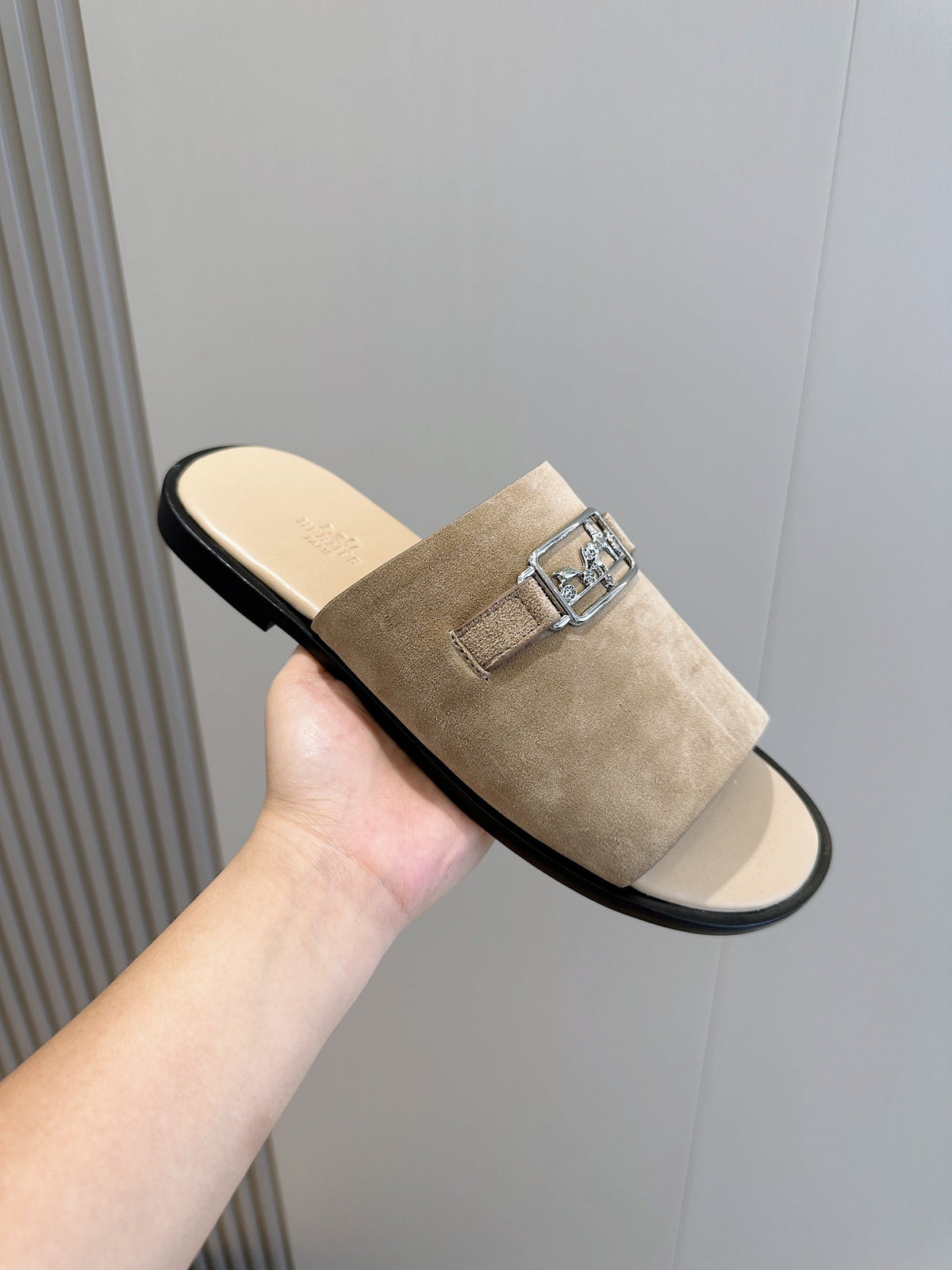 HM SILVER BUCKLE SLIPPERS LIGHT BROWN SUEDE